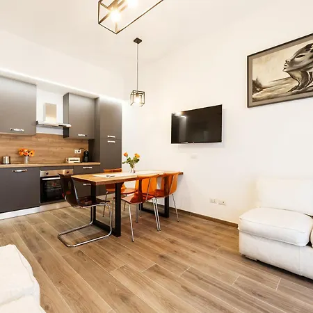 Maison Chic Cornelia - San Pietro Apartment